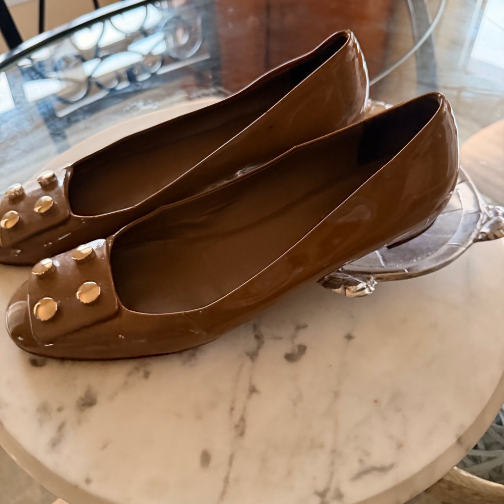 Gucci Tan Patent Leather Loafers with Gold Accents Size EU 41 Like New - Picture 7 of 12